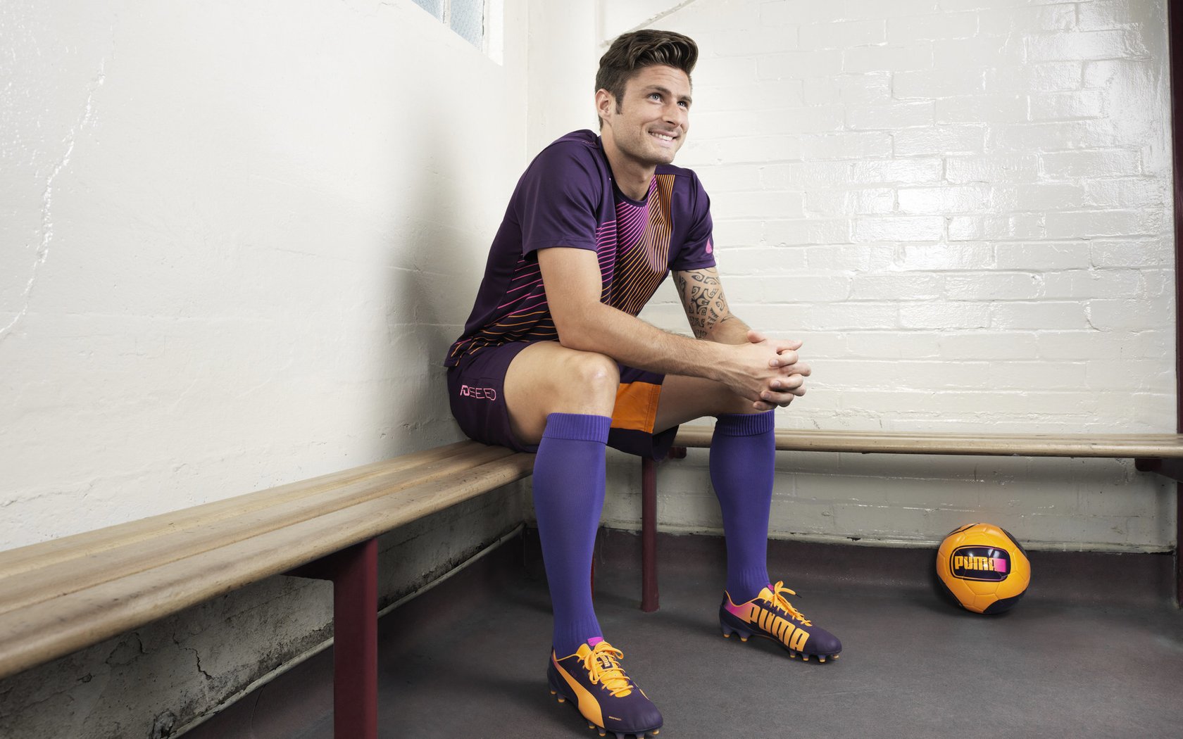 开云体育APP下载-城市尖啸，黑白之间，克莱用方向盘写下铁证