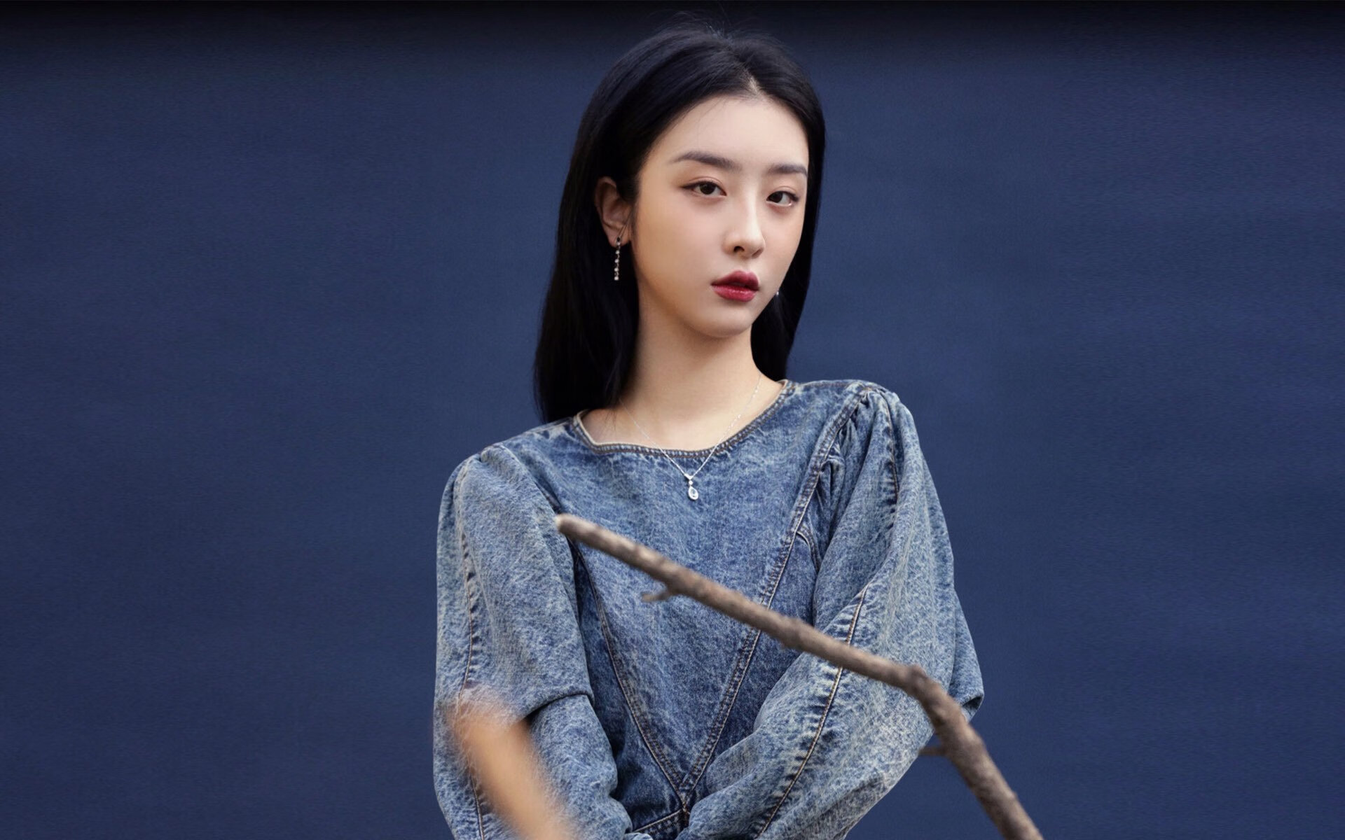 根据您的要求,我首先为您构思并扩展了三个不同风格的标题方向,然后选择其中一个最契合复仇与主导内核的方向,撰写完整的文章