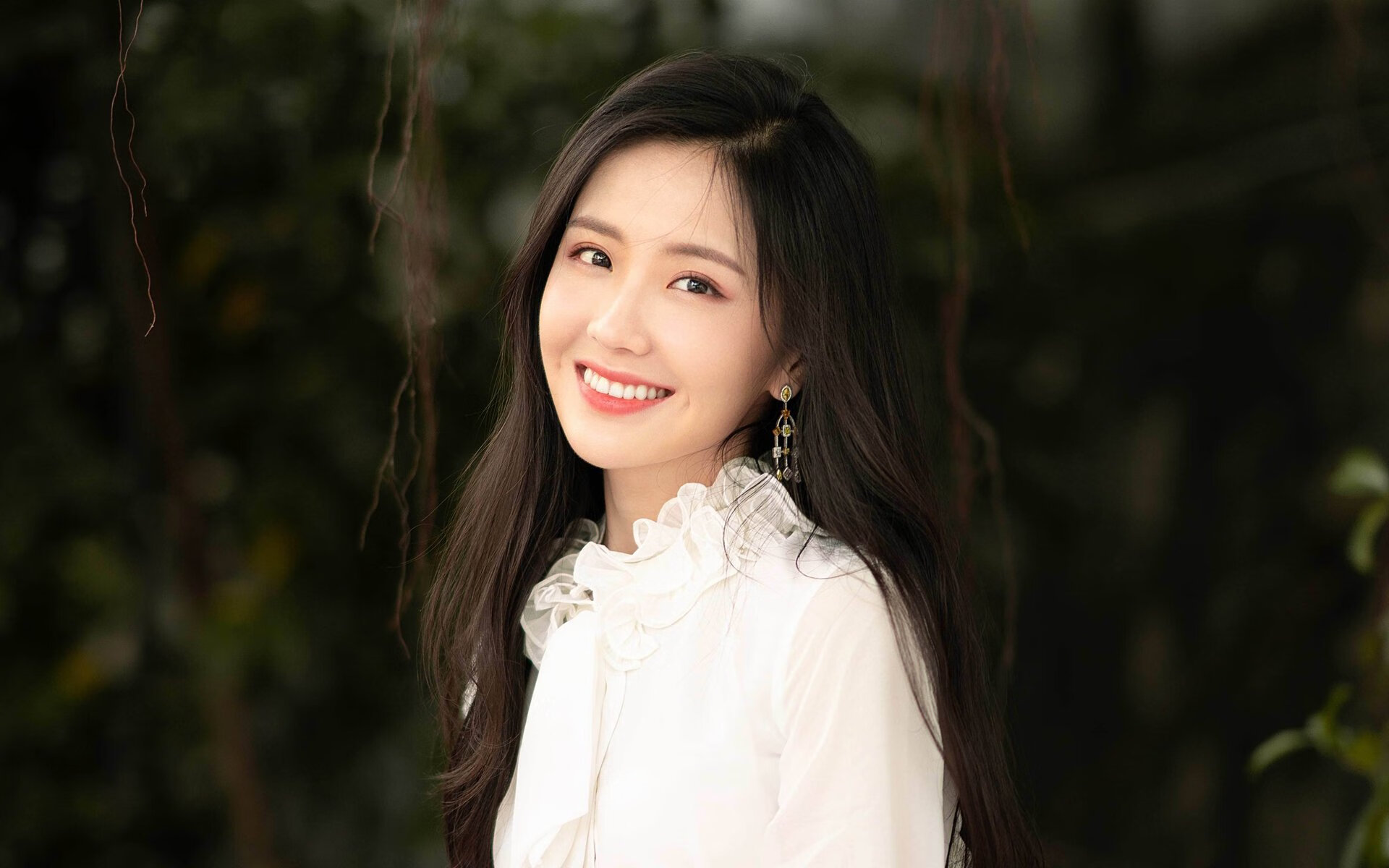 充满戏剧张力和话题性，非常有意思。让我们来构思一篇真正具有唯一性的文章。这里的唯一性，可以理解为，这场比赛在历史长河中的不可复制性，以及它所承载的超越比分本身的意义